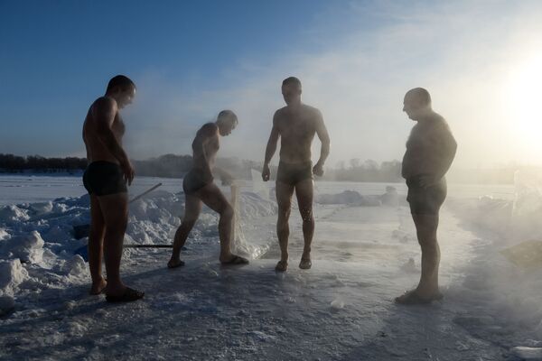 Vận động viên Câu lạc bộ rèn luyện và bơi lội mùa đông tắm nước hố băng trên hồ ở quận Leninsky, thành phố Novosibirsk - Sputnik Việt Nam