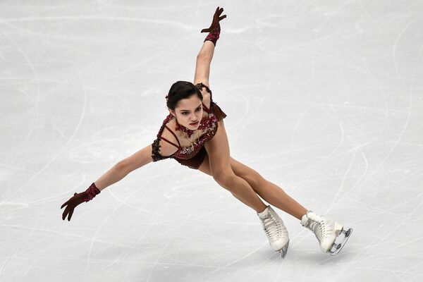 Nữ VĐV Nga Evgeniya Medvedeva thực hiện chương trình trượt băng đơn nữ tại Giải trượt băng nghệ thuật châu Âu ở Moskva - Sputnik Việt Nam