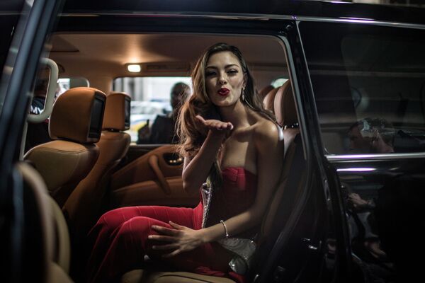 Hoa hậu Hoàn vũ 2017 Demi-Leigh Nel-Peters gửi một nụ hôn gió khi đến sân bay Johannesburg - Sputnik Việt Nam