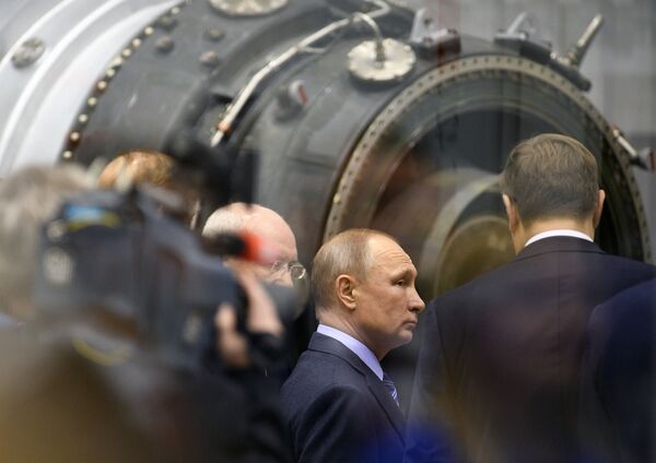 Tổng thống Liên bang Nga Vladimir Putin trong chuyến thăm Liên hiệp chế tạo máy xây dựng Ufa - Sputnik Việt Nam