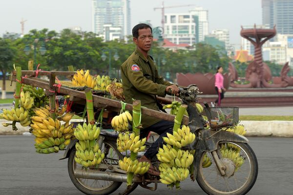 Người bán hàng Campuchia chở chuối trên chiếc xe máy ở Phnom Penh - Sputnik Việt Nam