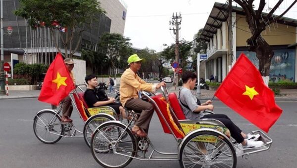 Những chiếc xích lô chở khách du lịch cũng treo cờ trên phố - Sputnik Việt Nam