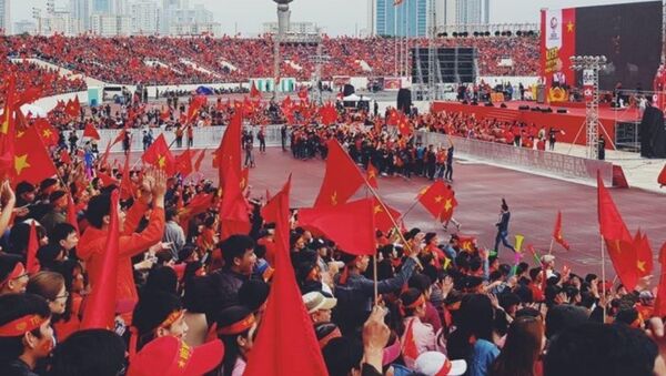 Cờ đỏ sao vàng đã đỏ rực cả sân vận động - Sputnik Việt Nam