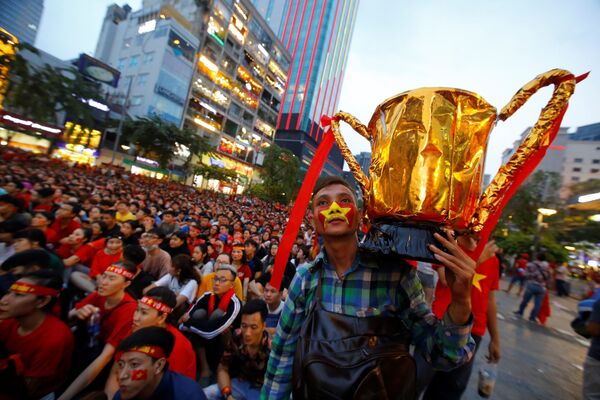 Người hâm mộ bóng đá thành phố Hồ Chí Minh theo dõi chương trình truyền hình trận chung kết Giải vô địch bóng đá châu Á U-23 giữa hai đội tuyển trẻ Việt Nam và Uzbekistan - Sputnik Việt Nam