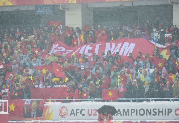 Các cổ động viên bóng đá Việt Nam trên sân vận động Thường Châu. Chung kết Giải vô địch châu Á U-23 châu Á giữa hai đội Việt Nam và Uzbekistan - Sputnik Việt Nam