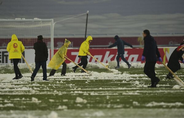 Làm sạch tuyết trên sân cỏ trong giờ giải lao trận chung kết vô địch châu Á U-23 giữa các đội tuyển Việt Nam và Uzbekistan ở Thường Châu - Sputnik Việt Nam