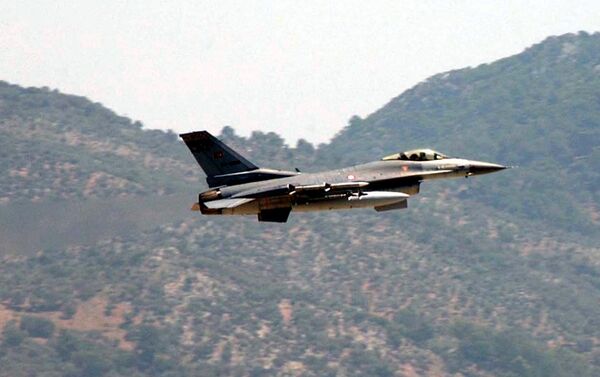 A Turkish Air Force F-16 fighter jet - Sputnik Việt Nam