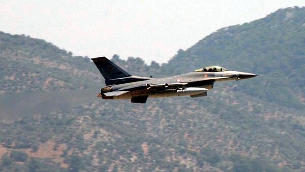 A Turkish Air Force F-16 fighter jet - Sputnik Việt Nam