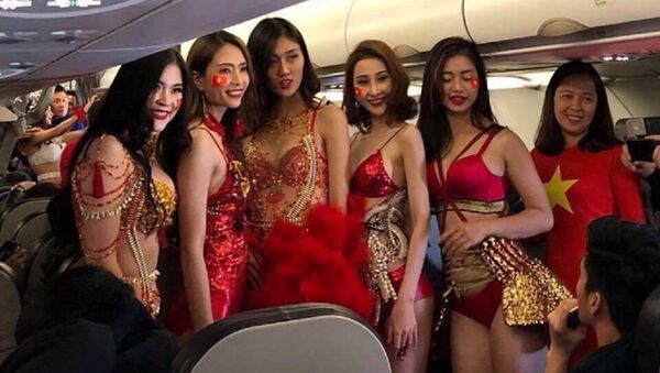 Phản cảm khi Vietjet đưa người mẫu bikini lên máy bay chở U23 VN - Sputnik Việt Nam