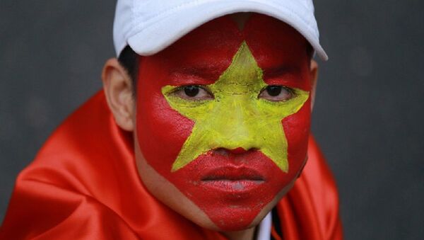 Cổ động viên ở Hà Nội lo lắng trước một pha bóng nguy hiểm về phía khung thành đội nhà - Sputnik Việt Nam