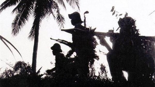 Bộ đội ta tiến công với súng AK và B41. - Sputnik Việt Nam