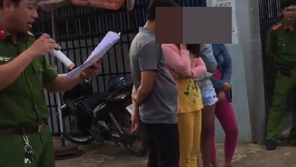 Công an thị trấn Dương Đông công khai danh tính người mua bán dâm giữa phố (Ảnh cắt ra từ clip) - Sputnik Việt Nam