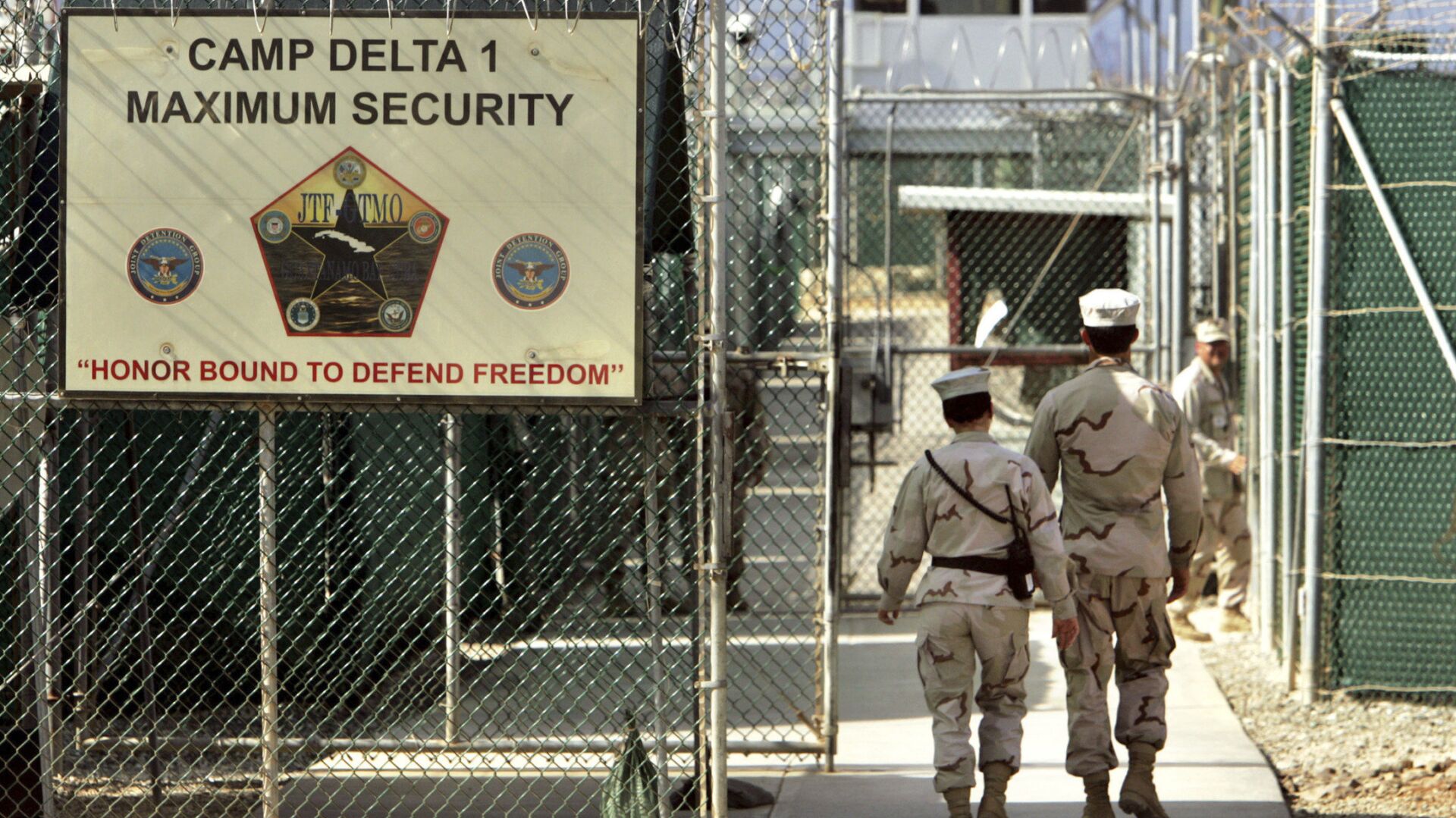 US military guards walk within Camp Delta military-run prison, at the Guantanamo Bay US Naval Base, Cuba. - Sputnik Việt Nam, 1920, 12.01.2022