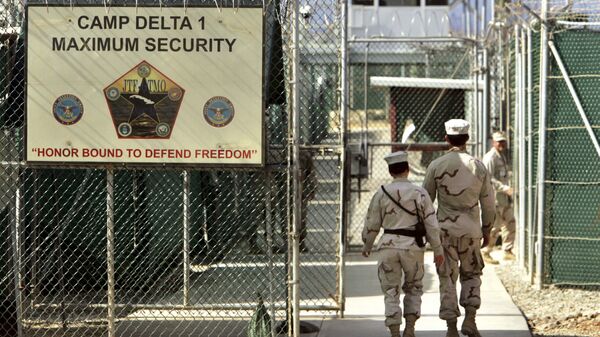 US military guards walk within Camp Delta military-run prison, at the Guantanamo Bay US Naval Base, Cuba. - Sputnik Việt Nam