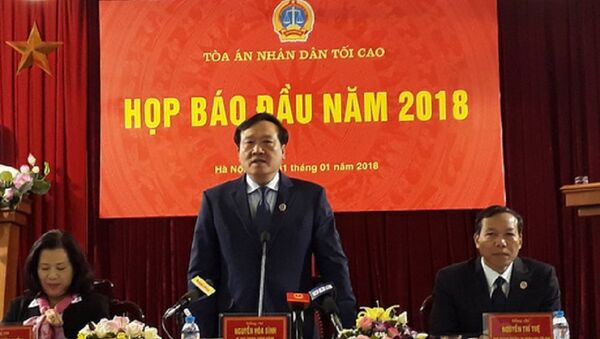 Chánh án Nguyễn Hòa Bình phát biểu tại buổi họp báo - Sputnik Việt Nam