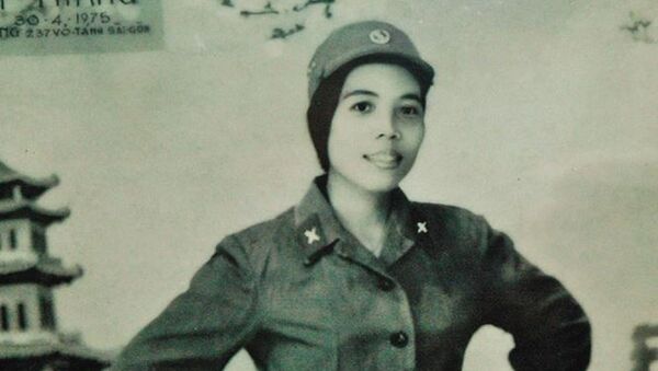 Tấm hình tư liệu chụp cô Nhung ngày 30/4/1975 khi cô là biệt động thành dẫn đại quân vào nội đô. - Sputnik Việt Nam