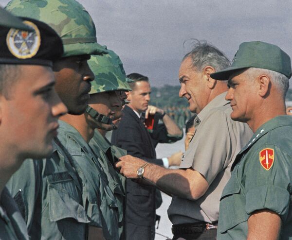 Tổng thống Mỹ Lyndon B. Johnson và tướng William Westmoreland có mặt tại Việt Nam ngày 25/12/1967 Tổng thống Mỹ Lyndon B. Johnson và tướng William Westmoreland có mặt tại Việt Nam ngày 25/12/1967 - Sputnik Việt Nam