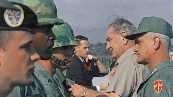 Tổng thống Mỹ Lyndon B. Johnson và tướng William Westmoreland có mặt tại Việt Nam ngày 25/12/1967 - Sputnik Việt Nam