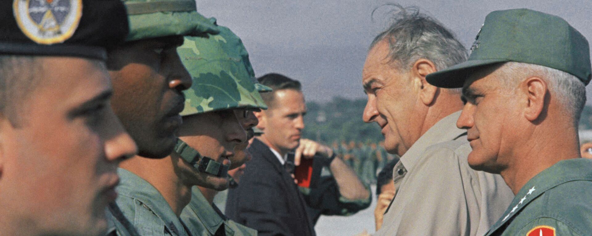 Tổng thống Mỹ Lyndon B. Johnson và tướng William Westmoreland có mặt tại Việt Nam ngày 25/12/1967 - Sputnik Việt Nam, 1920, 30.04.2019