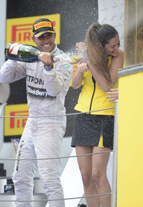 Tay đua người Anh Lewis Hamilton đổ champagne lên Grid girls sau giải Grand Prix Tây Ban Nha ở Barcelona - Sputnik Việt Nam