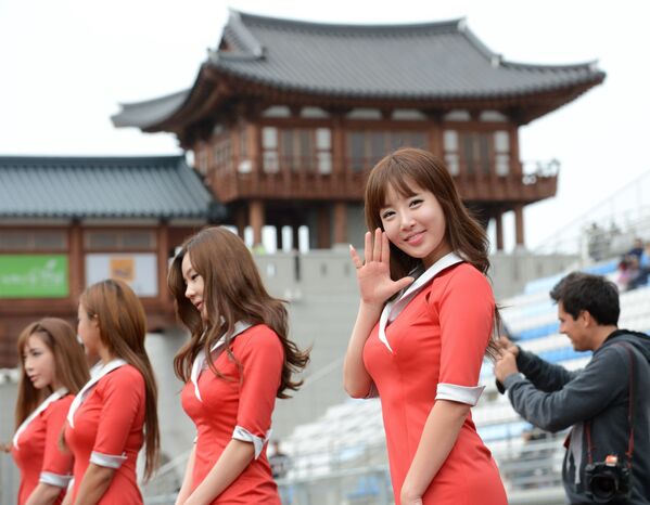 Grid girls trong Grand Prix Formula-1  ở Yonam, Hàn Quốc - Sputnik Việt Nam