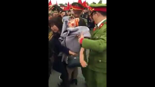 Cô gái chen lấn, ngất xỉu trong lúc đợi cầu thủ U23 Việt Nam - Sputnik Việt Nam