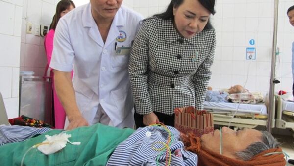 Bộ trưởng Y tế Nguyễn Thị Kim Tiến thăm bệnh nhân điều trị tại Trung tâm Y tế huyện Yên Lạc, Vĩnh Phúc. Trung tâm này được hợp nhất từ một bệnh viện, hai trung tâm y tế dự phòng và an toàn vệ sinh thực phẩm - Sputnik Việt Nam