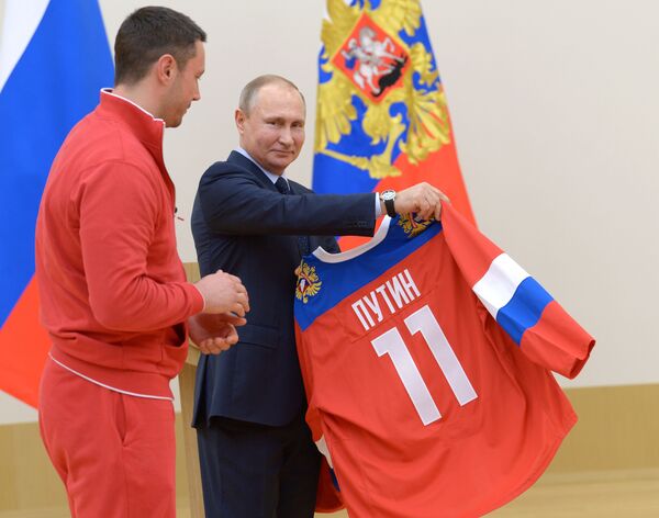 Tổng thống Vladimir Putin và cầu thủ đội tuyển quốc gia Nga khúc côn cầu trên băng Ilya Kovalchuk trong cuộc gặp các VĐV Nga tham gia Thế vận hội Olympic XXIII ở Pyeongchang - Sputnik Việt Nam