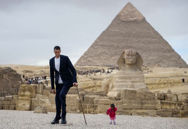 Người đàn ông cao nhất thế giới, Sultan Kosen và người phụ nữ thấp nhất thế giới Jyoti Amge trên nền Kim tự tháp Giza ở Ai Cập - Sputnik Việt Nam