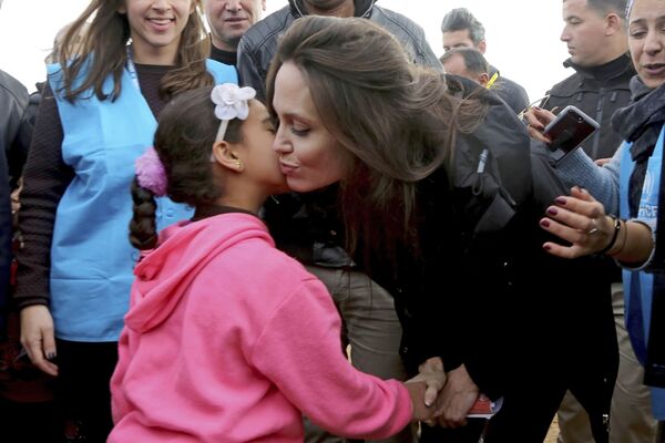 Đại sứ thiện chí LHQ Angelina Jolie hôn bé gái người Syria trong chuyến thăm người tị nạn Syria ở thành phố Mafraq, Jordan - Sputnik Việt Nam