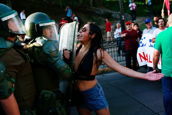 Người phản đối tại cuộc biểu tình ủng hộ quốc hữu hóa dự trữ lithium tại Santiago, Chile - Sputnik Việt Nam