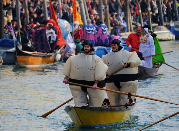 Người đi thuyền trên kênh Grand Canal trong lễ hội Venice - Sputnik Việt Nam
