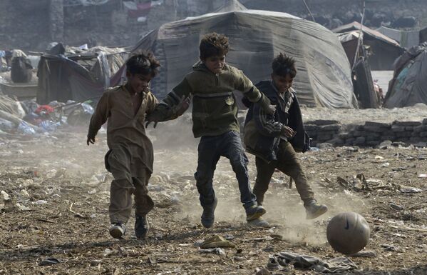 Trẻ em chơi bóng đá trong khu ổ chuột Lahore, Pakistan - Sputnik Việt Nam