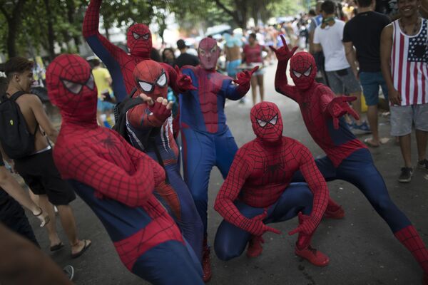 Những người mặc trang phục người nhện trong ngày hội Desliga da Justica ở Rio de Janeiro - Sputnik Việt Nam