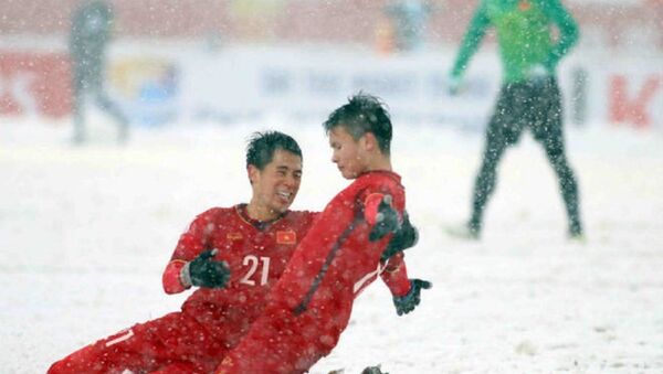 Pha đá phạt như vẽ cầu vòng trong tuyết ở trận chung kết gặp U23 Uzbekistan của Quang Hải (U23 Việt Nam) đã giành giải Bàn thắng đẹp nhất VCK U23 châu Á. - Sputnik Việt Nam