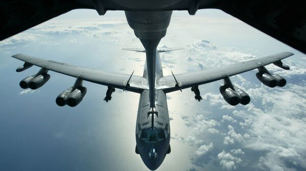A US Air Force B-52 bomber returning from a mission over Iraq is refueling from a KC-10 plane over the Black Sea, in this Friday, March 28, 2003 photo - Sputnik Việt Nam