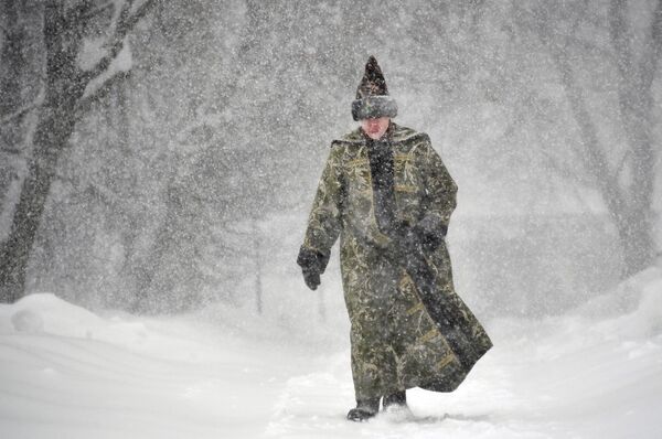 Người thanh niên với bộ trang phục lịch sử trong trận tuyết rơi tại Khu bảo tồn -bảo tàng Kolomenskoye ở Moskva - Sputnik Việt Nam