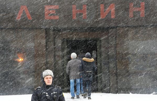 Khách thăm lăng Lênin trên Quảng trường Đỏ trong điều kiện thời tiết tuyết rơi dày ở Moskva - Sputnik Việt Nam