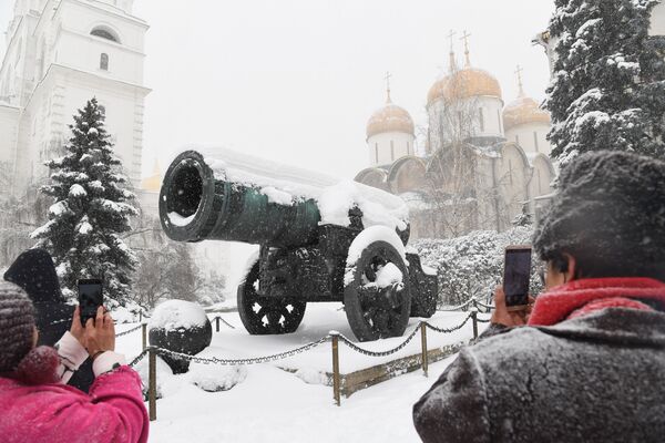 Khách du lịch chụp nòng pháo của Sa hoàng ở Điện Kremlin Moskva trong trận tuyết rơi kỷ lục - Sputnik Việt Nam