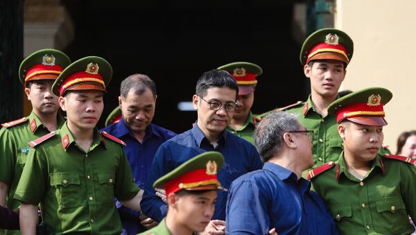 Bị cáo Phạm Công Danh, Phan Thành Mai và Trầm Bê được áp giải sau phiên tòa sáng 7/2 - Sputnik Việt Nam