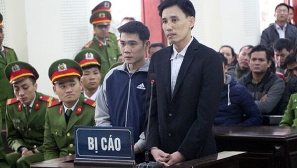 Hoàng Đức Bình và Nguyễn Nam Phong tại phiên xét xử - Sputnik Việt Nam