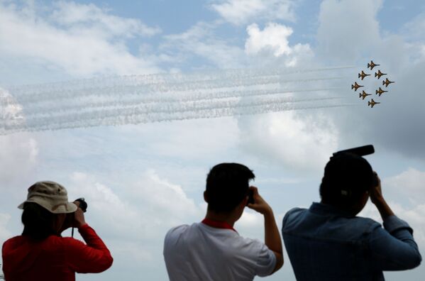 Màn trình diễn của phi đội biểu diễn máy bay Đại Bàng Đen (Black Eagles), Hàn Quốc tại Triễn lãm hàng không ở Singapore - Sputnik Việt Nam