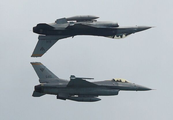 Hai máy bay chiến đấu F-16C của Không lực Singapore tại Triển lãm Hàng không Singapore - Sputnik Việt Nam