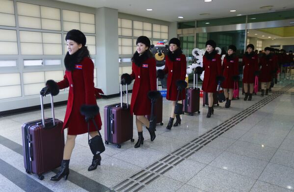 Tất cả các cô gái đều mặc áo khoác đồng màu booc-đô và đội mũ lông màu đen. - Sputnik Việt Nam