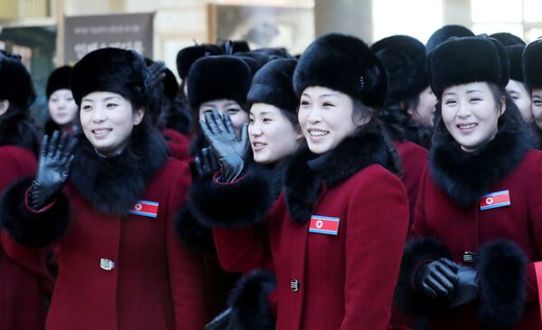 Nữ cổ động viên của Bắc Triều Tiên đến Thế vận hội Mùa đông 2018 tại Hàn Quốc. - Sputnik Việt Nam