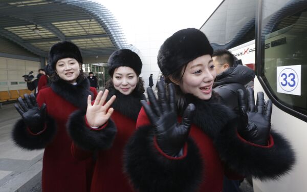 Nữ cổ động viên từ CHDCND Triều Tiên được đón tiếp ở Hàn Quốc như những người nổi tiếng. - Sputnik Việt Nam