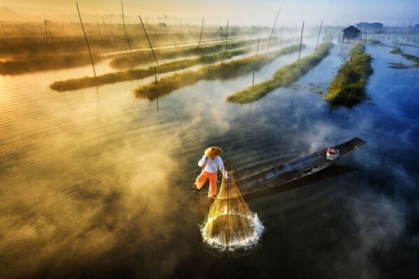 Ảnh ngư dân «Sun's Up, Nets Out» (Mặt trời mọc, chúng tôi thu lưới), nhiếp ảnh gia Zay Yar Lin, giành giải nhất trong hạng mục Phong cảnh (dành cho nhiếp ảnh gia chuyên nghiệp) - Sputnik Việt Nam