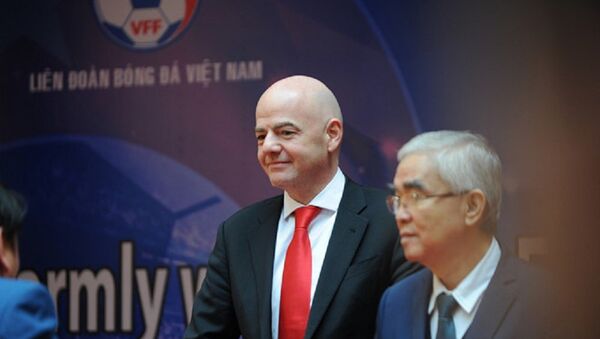 Chủ tịch FIFA Gianni Infantino (trái) và Chủ tịch VFF Lê Hùng Dũng. - Sputnik Việt Nam