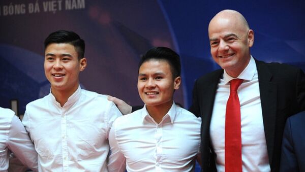 Chủ tịch FIFA chụp ảnh lưu niệm cùng U23 Việt Nam. - Sputnik Việt Nam
