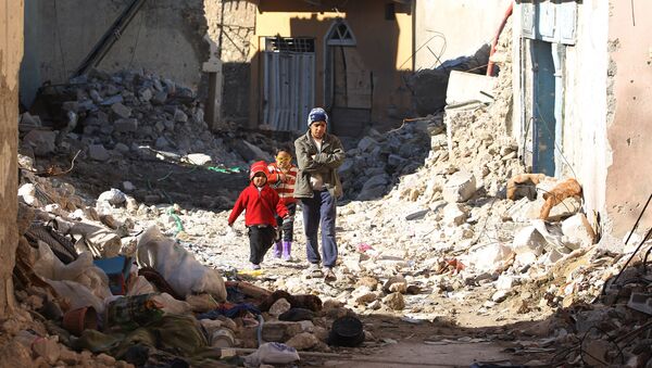 Niños iraquíes entre las ruinas de la ciudad de Mosul - Sputnik Việt Nam
